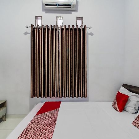 Oyo 91243 Bina Syariah Guest House Cirebon Esterno foto