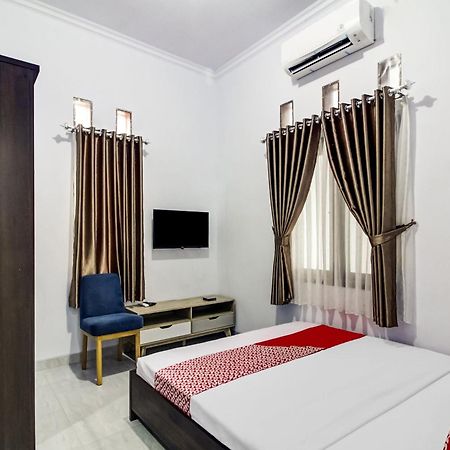 Oyo 91243 Bina Syariah Guest House Cirebon Esterno foto