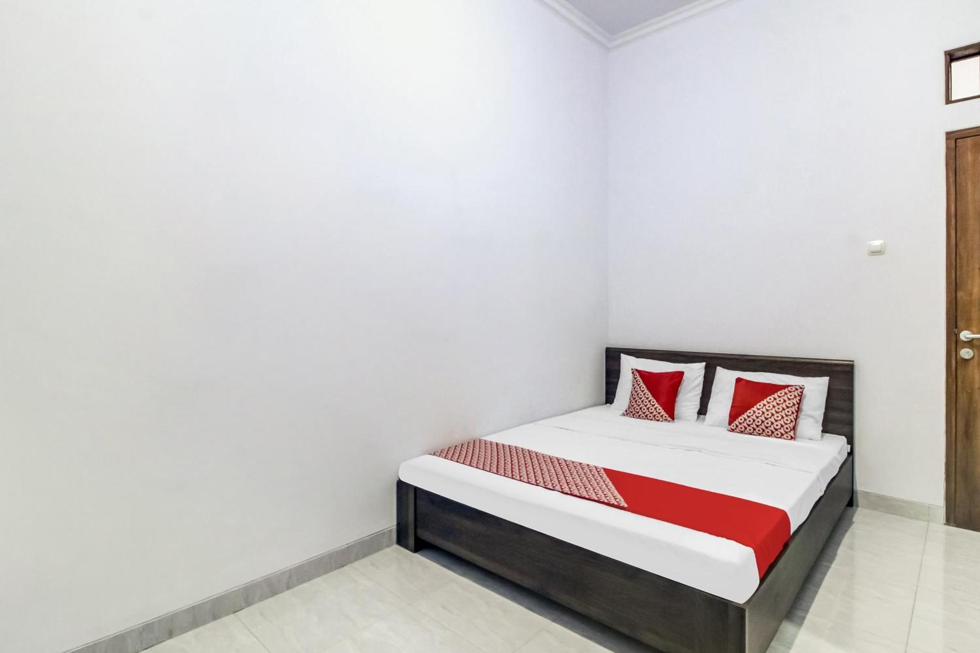 Oyo 91243 Bina Syariah Guest House Cirebon Esterno foto