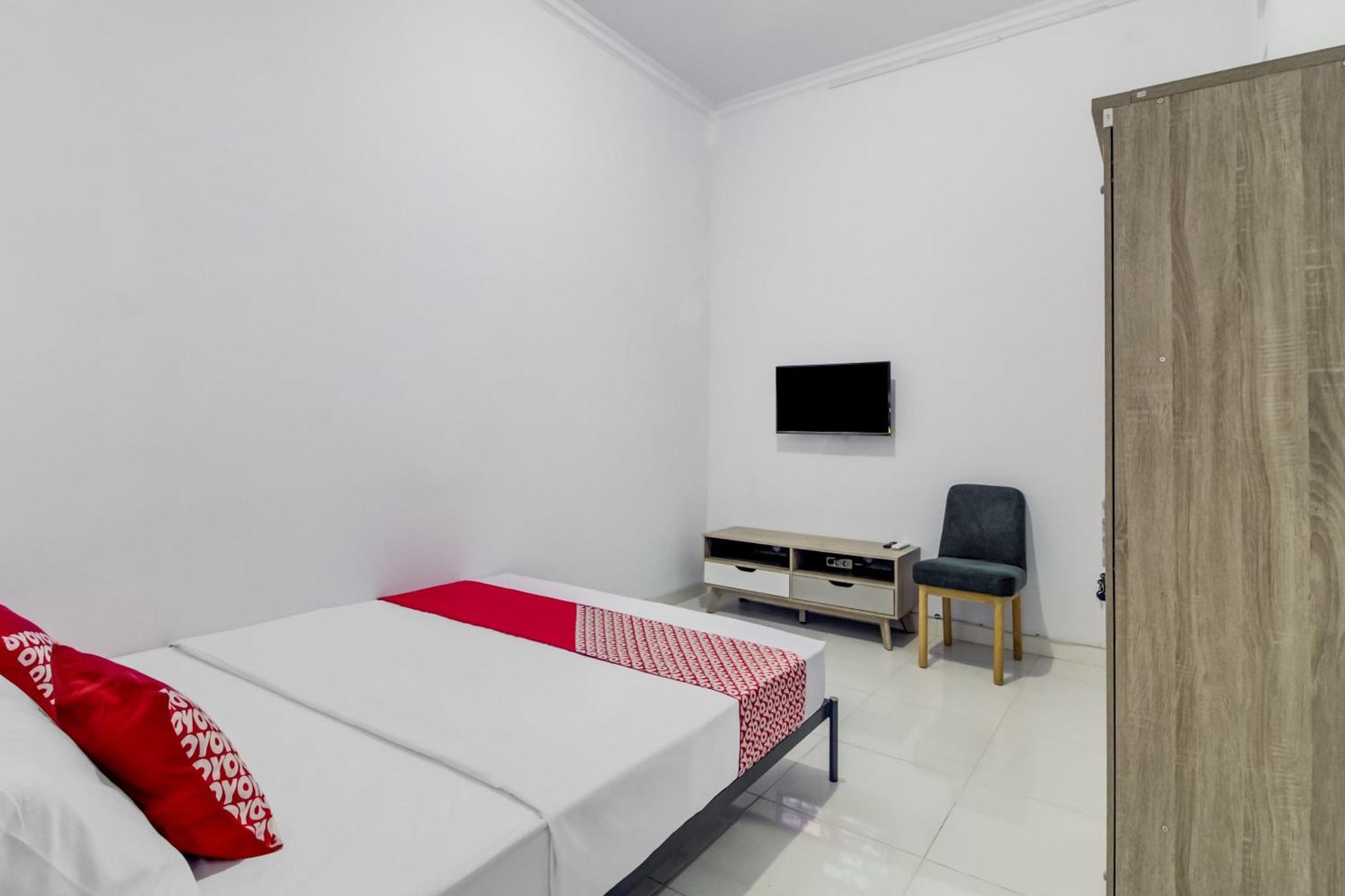 Oyo 91243 Bina Syariah Guest House Cirebon Esterno foto