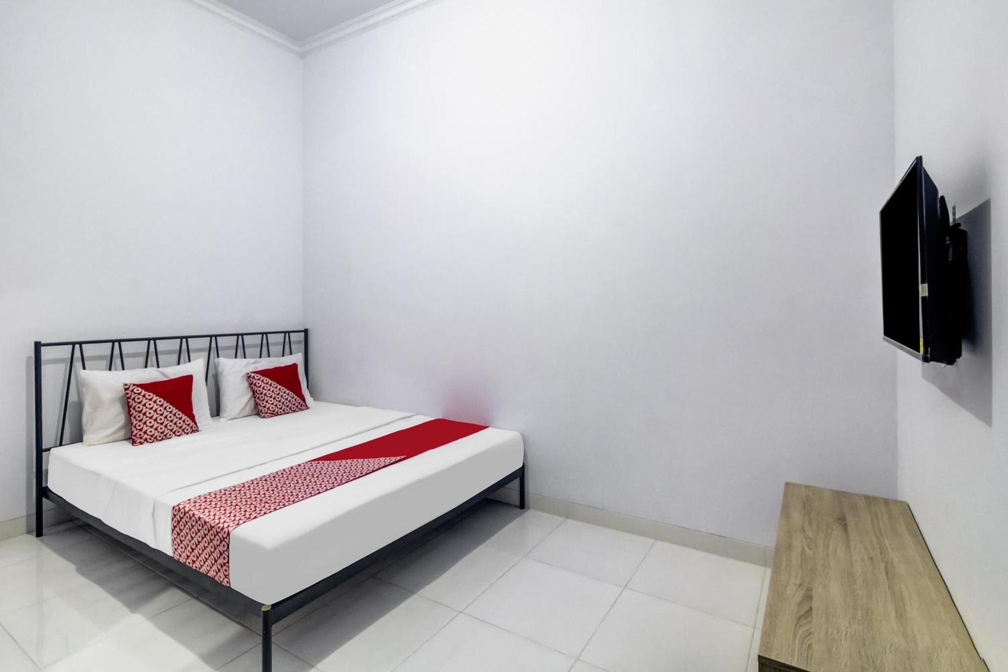 Oyo 91243 Bina Syariah Guest House Cirebon Esterno foto