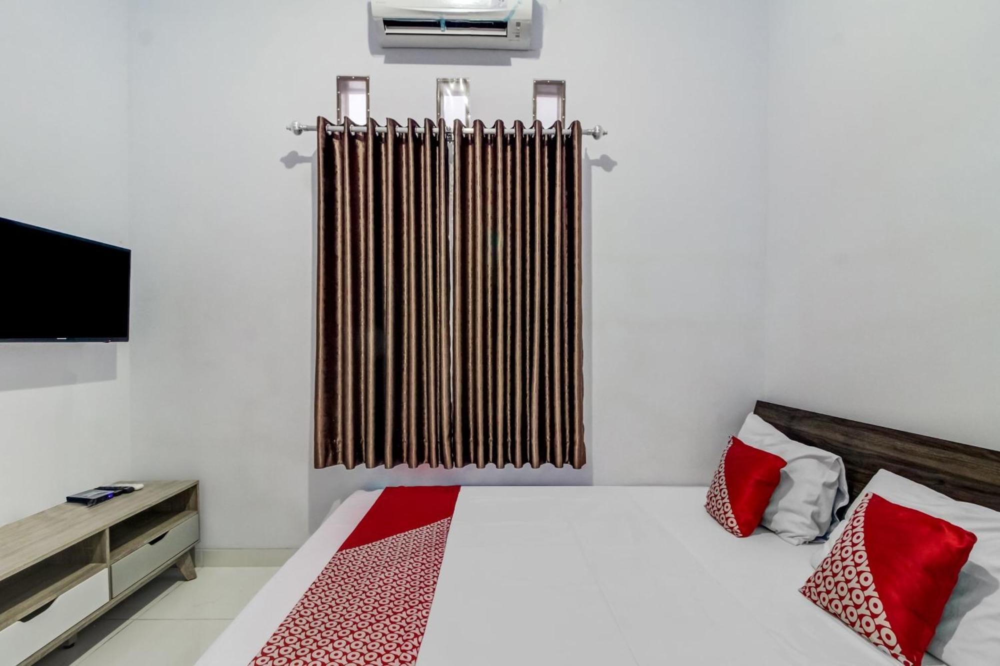 Oyo 91243 Bina Syariah Guest House Cirebon Esterno foto