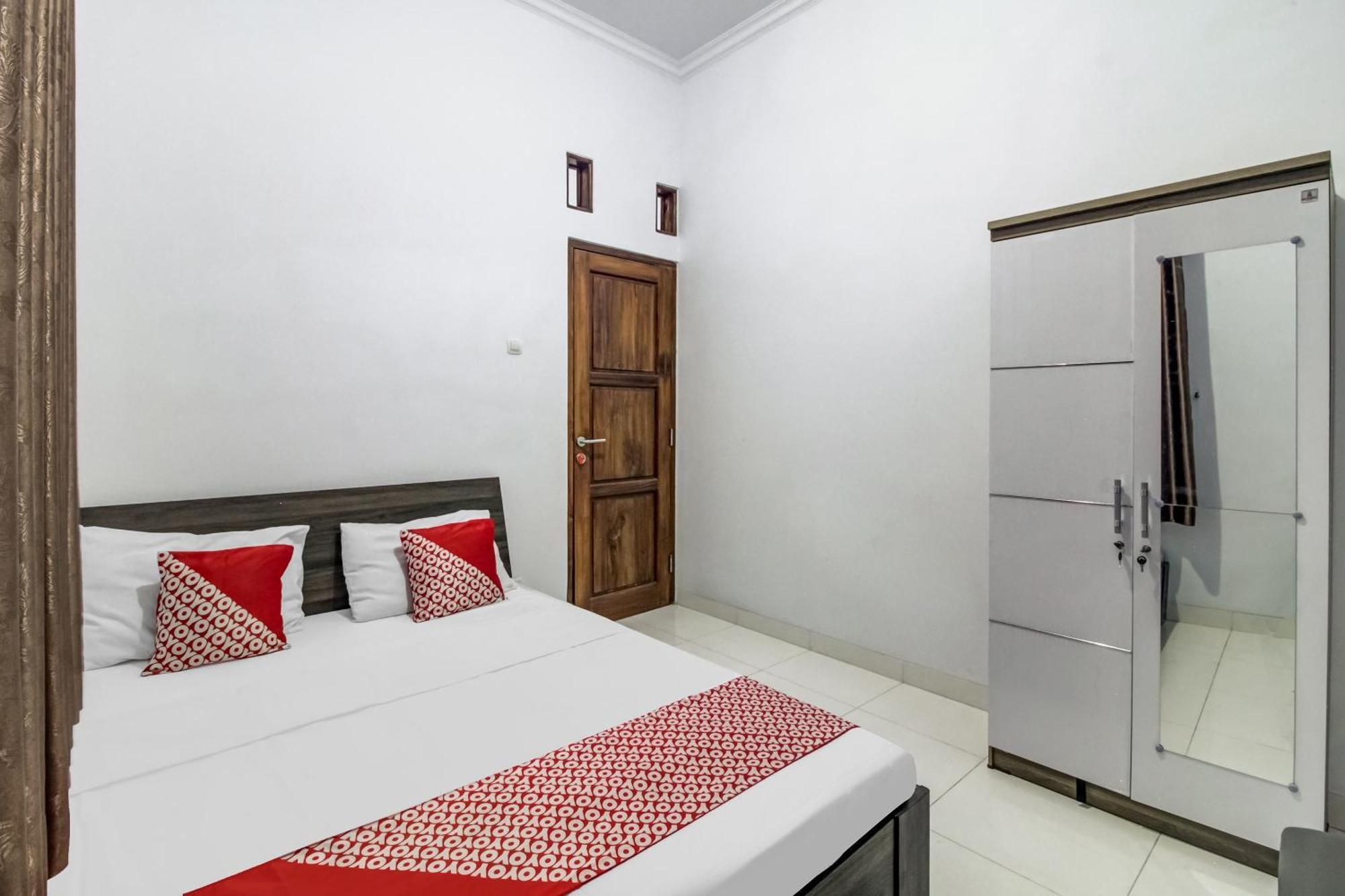 Oyo 91243 Bina Syariah Guest House Cirebon Esterno foto