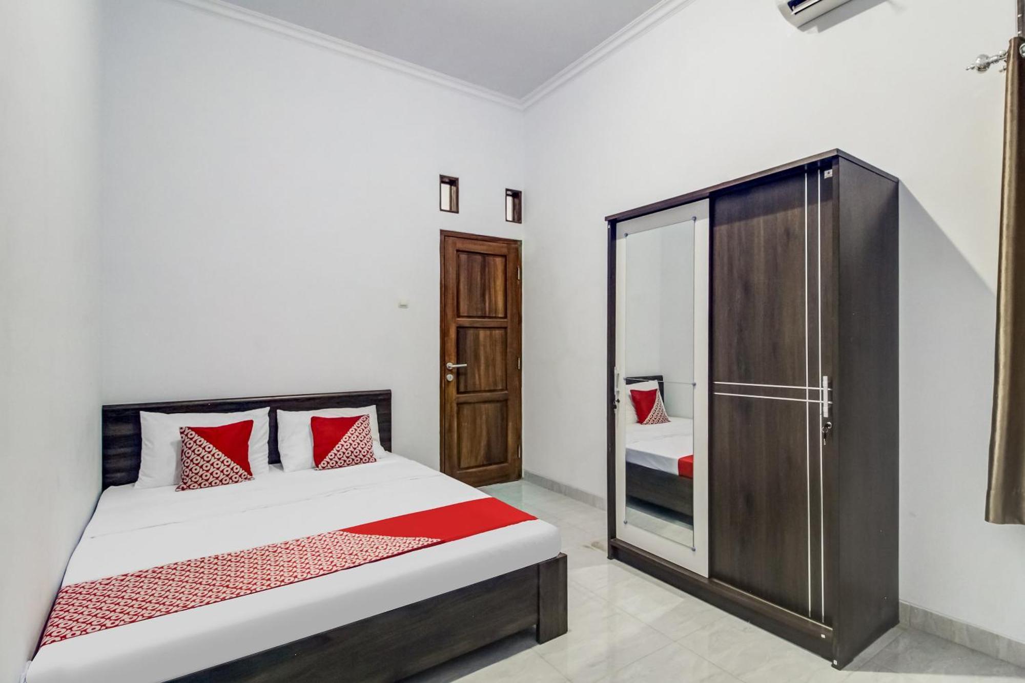 Oyo 91243 Bina Syariah Guest House Cirebon Esterno foto