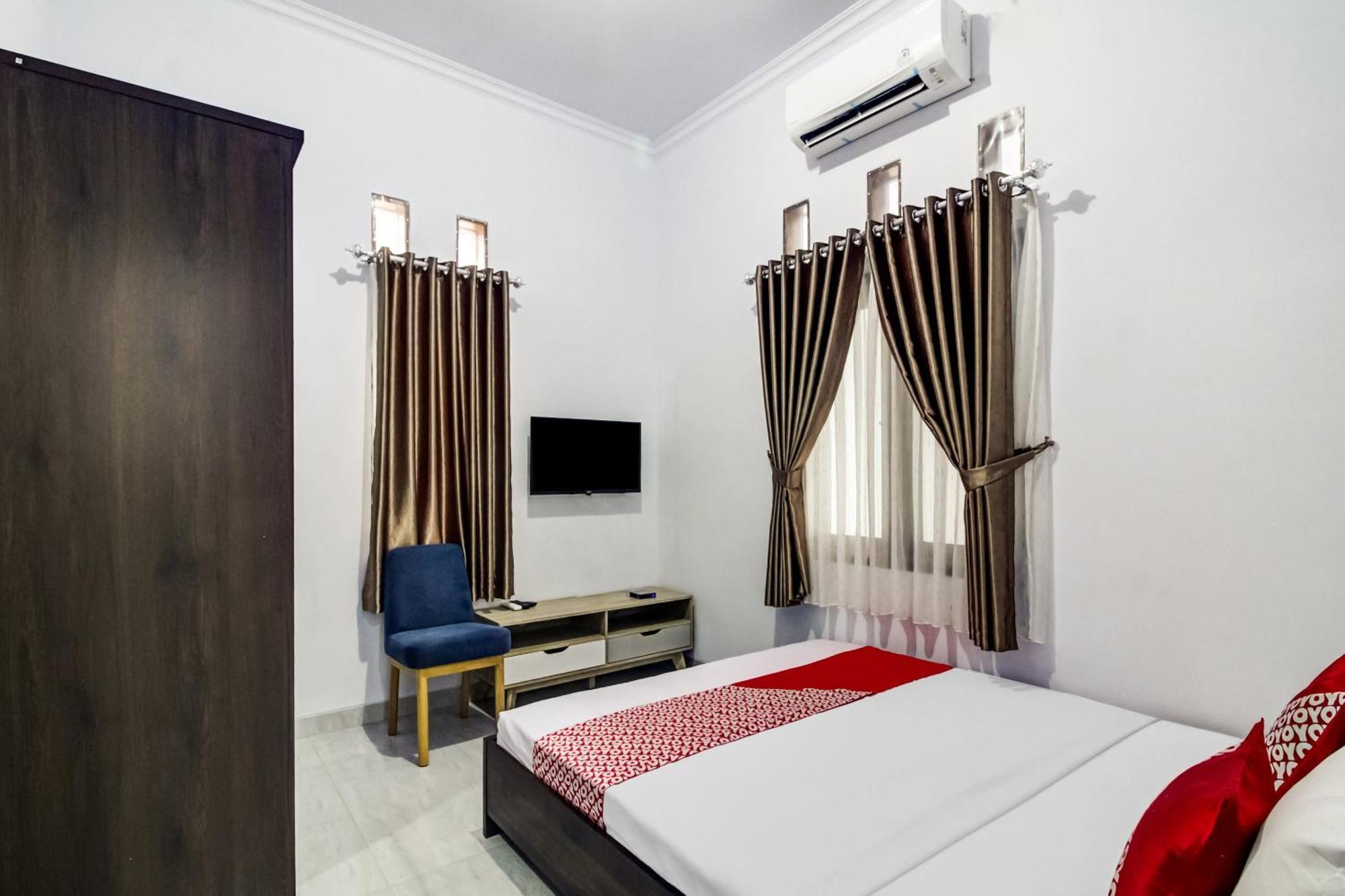 Oyo 91243 Bina Syariah Guest House Cirebon Esterno foto