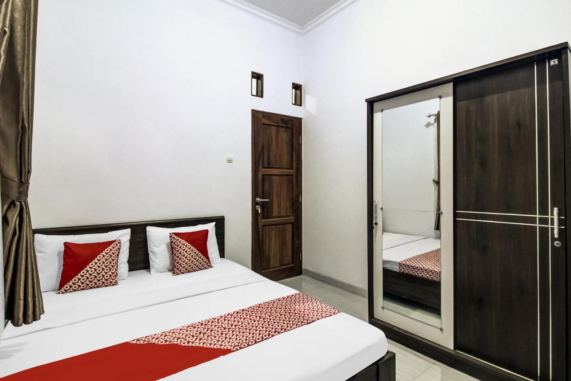 Oyo 91243 Bina Syariah Guest House Cirebon Esterno foto