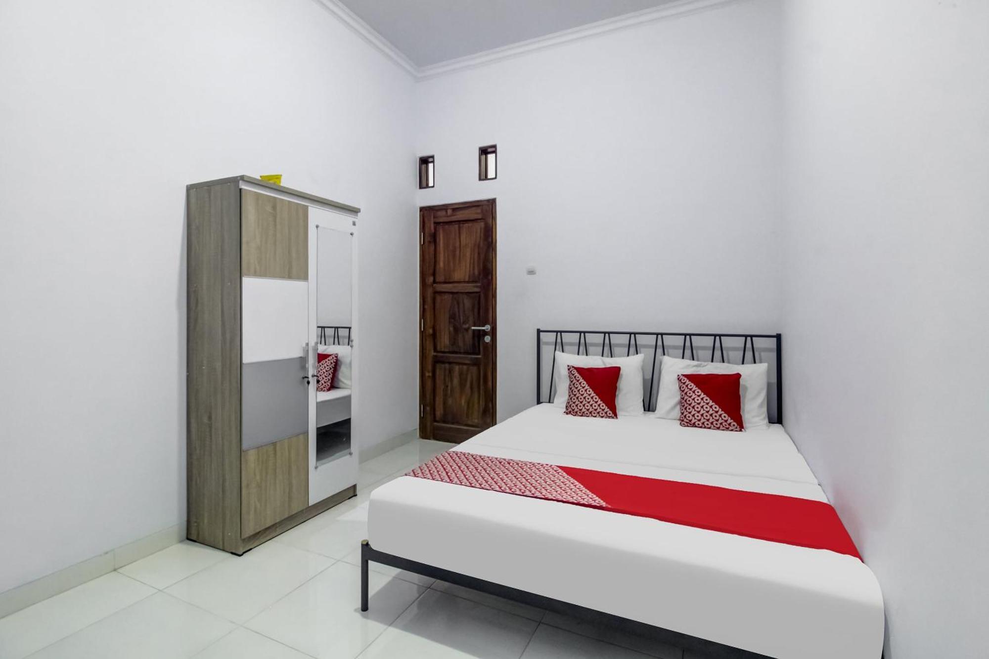 Oyo 91243 Bina Syariah Guest House Cirebon Esterno foto