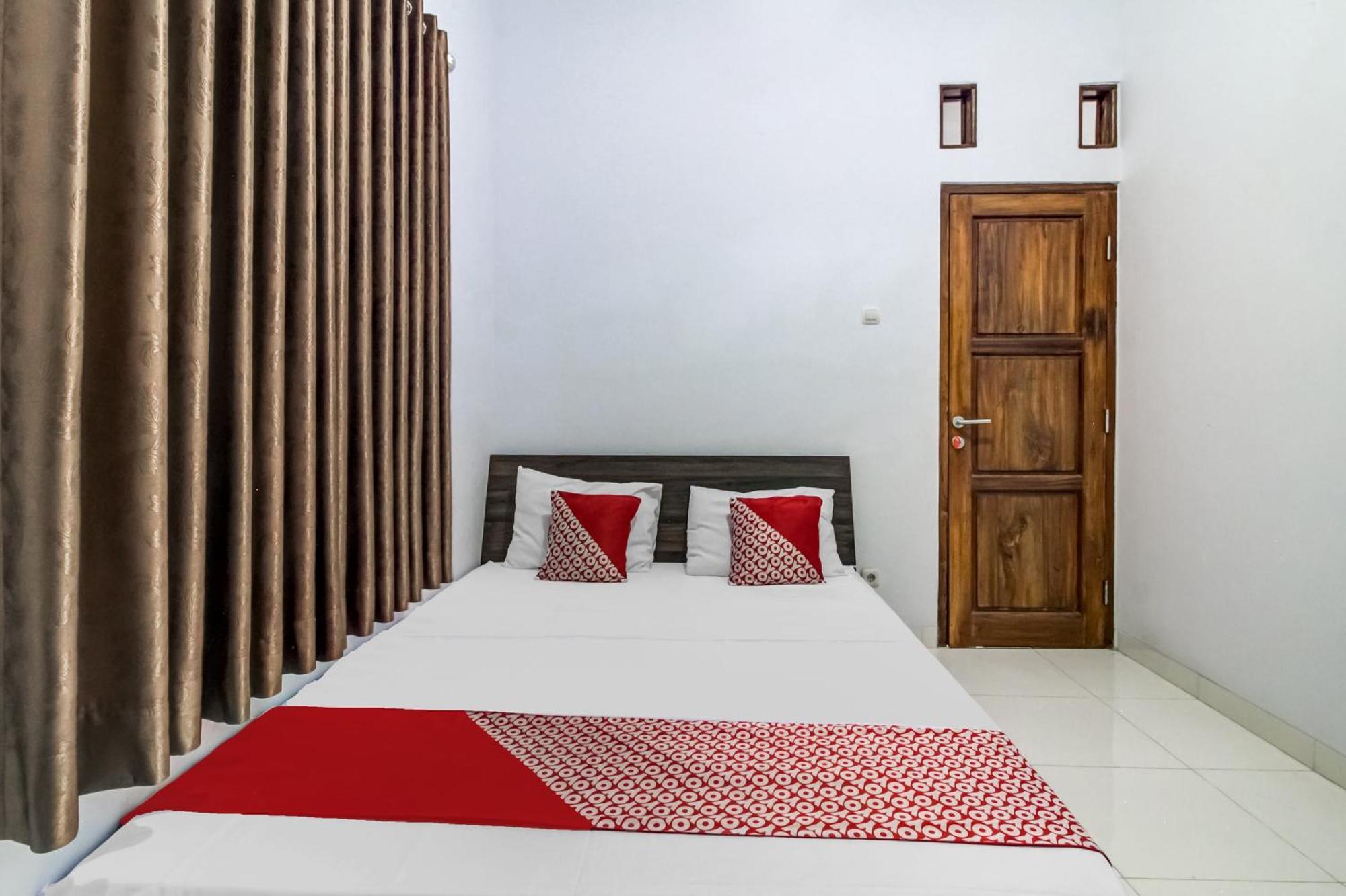 Oyo 91243 Bina Syariah Guest House Cirebon Esterno foto