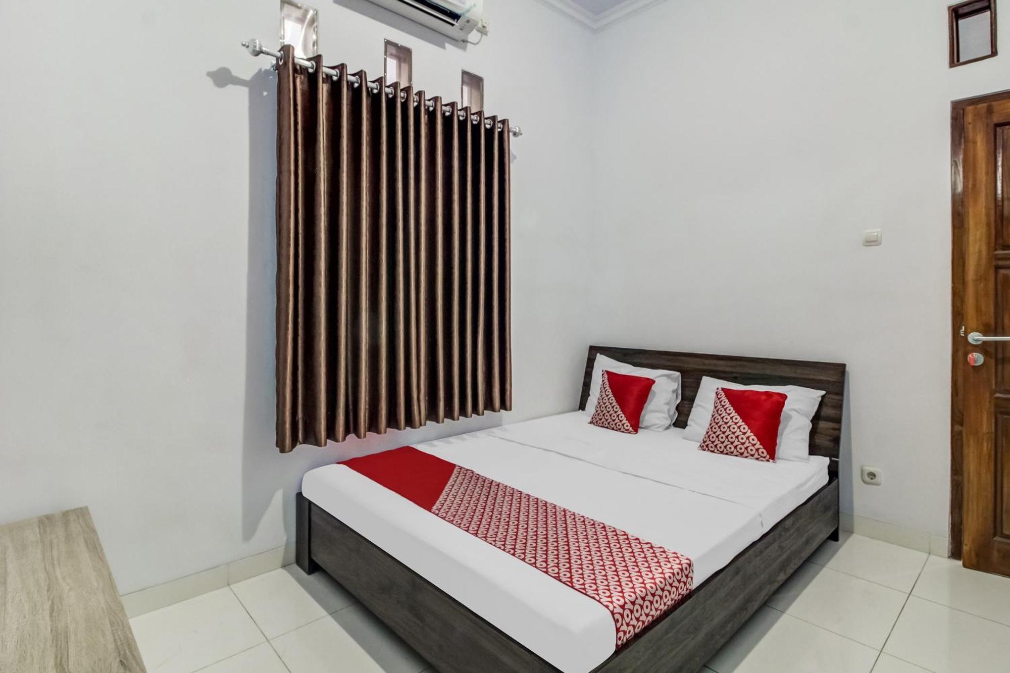 Oyo 91243 Bina Syariah Guest House Cirebon Esterno foto