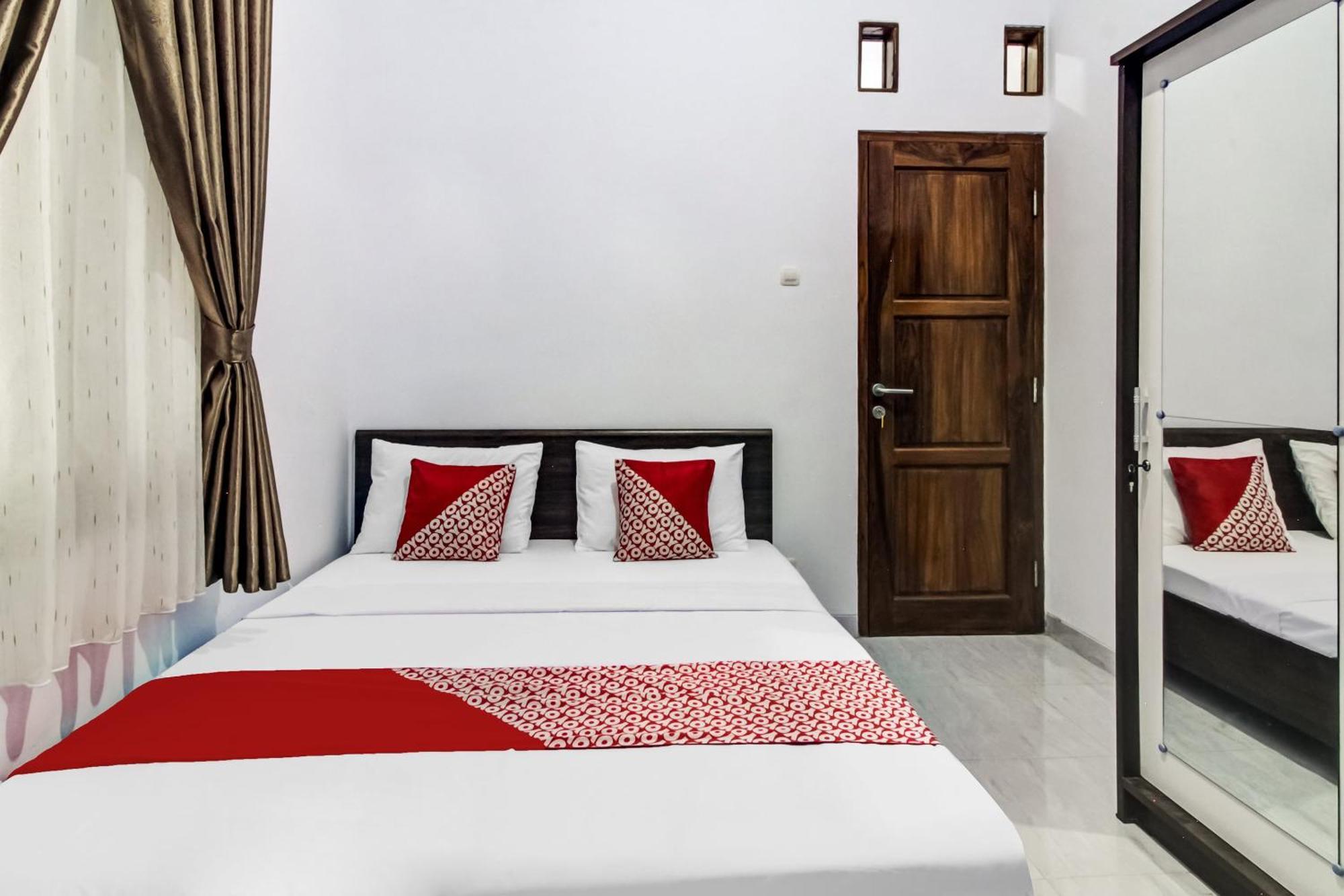 Oyo 91243 Bina Syariah Guest House Cirebon Esterno foto