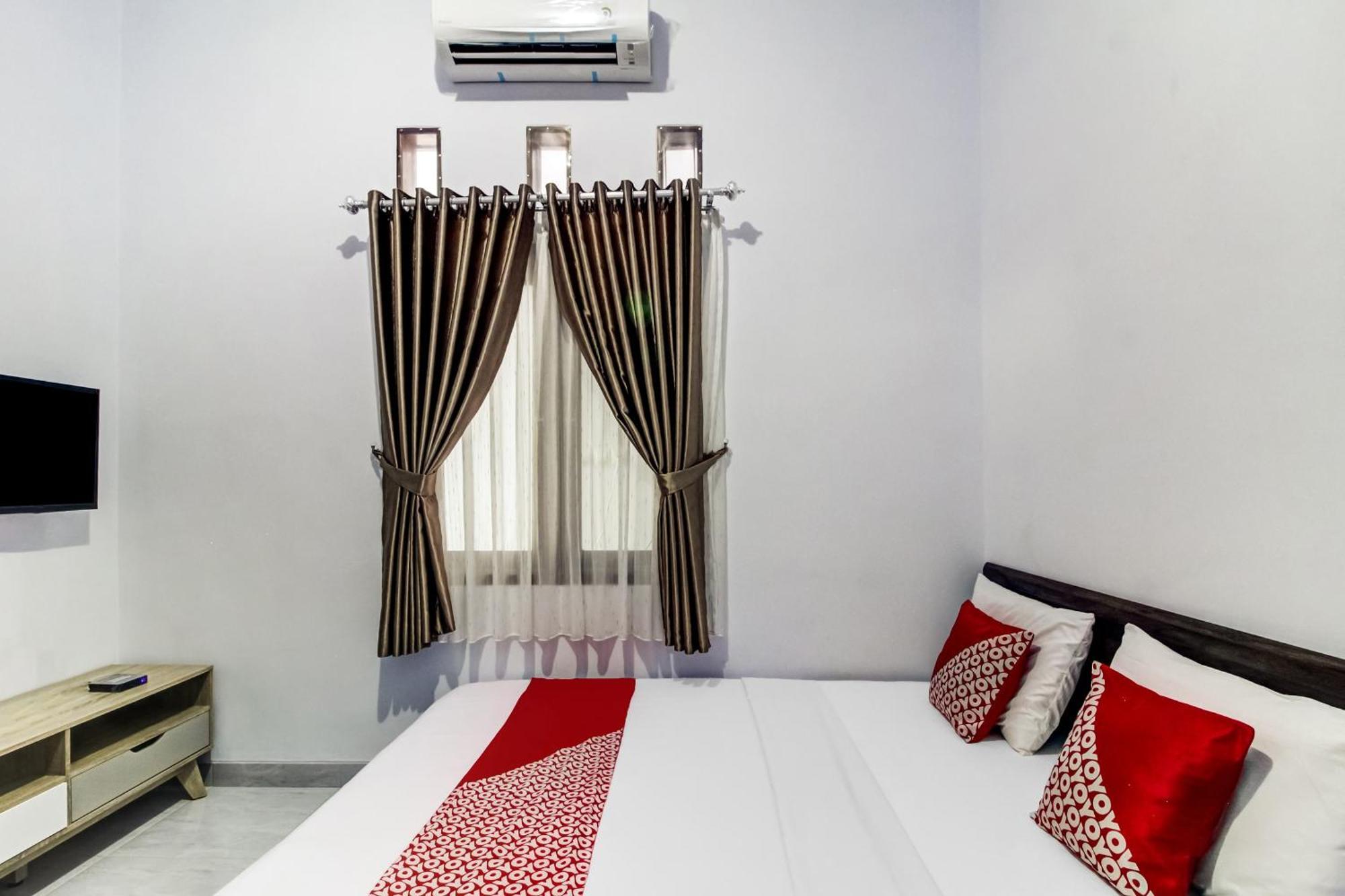 Oyo 91243 Bina Syariah Guest House Cirebon Esterno foto
