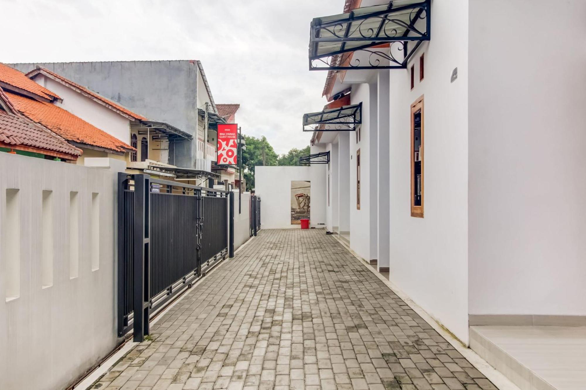 Oyo 91243 Bina Syariah Guest House Cirebon Esterno foto