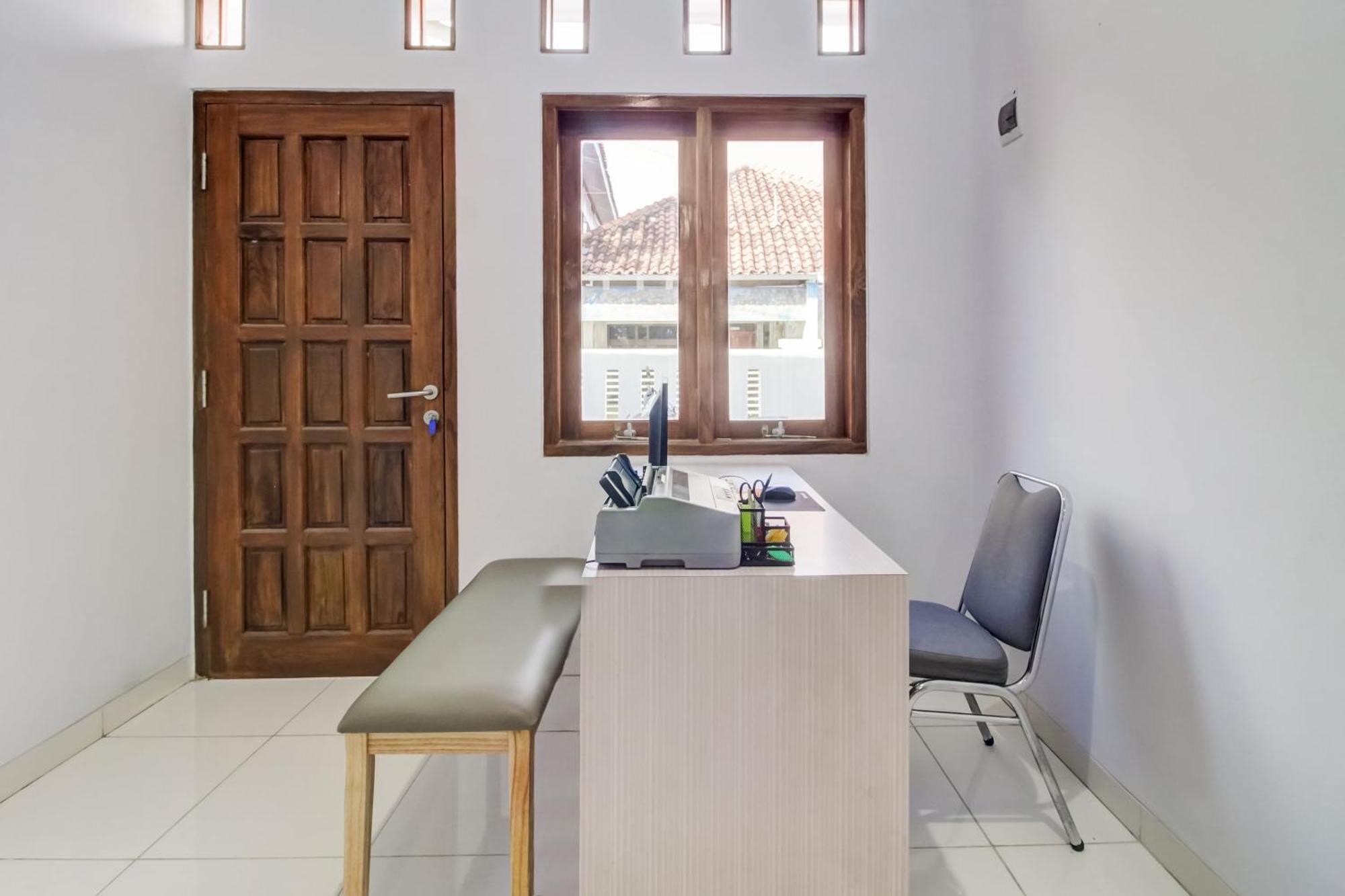 Oyo 91243 Bina Syariah Guest House Cirebon Esterno foto