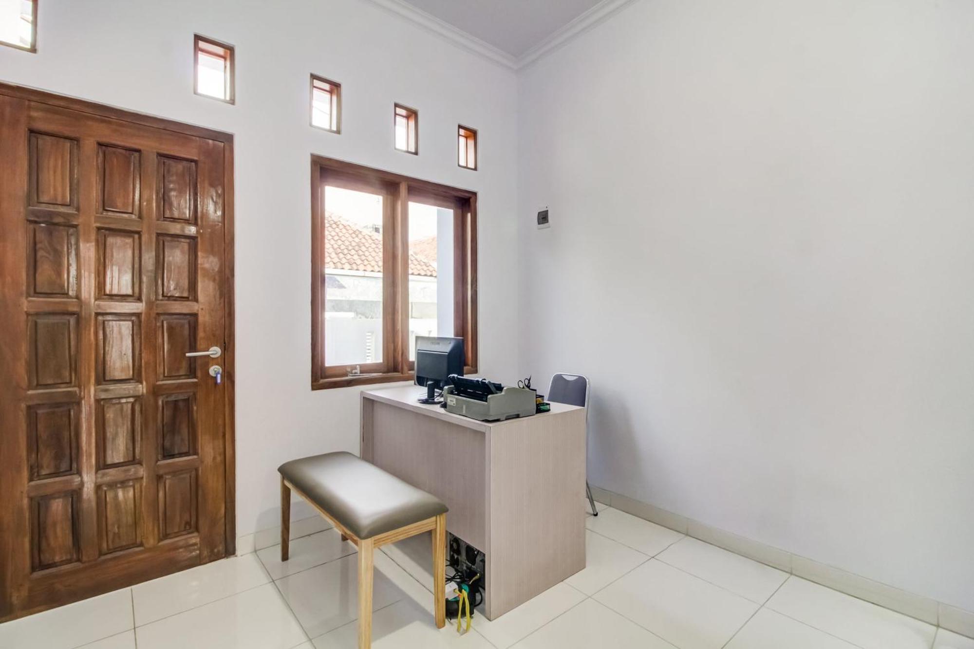 Oyo 91243 Bina Syariah Guest House Cirebon Esterno foto