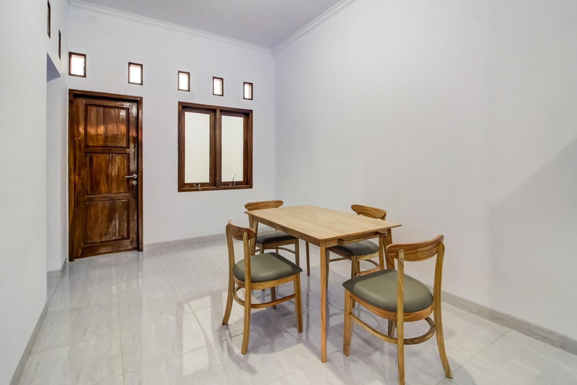 Oyo 91243 Bina Syariah Guest House Cirebon Esterno foto