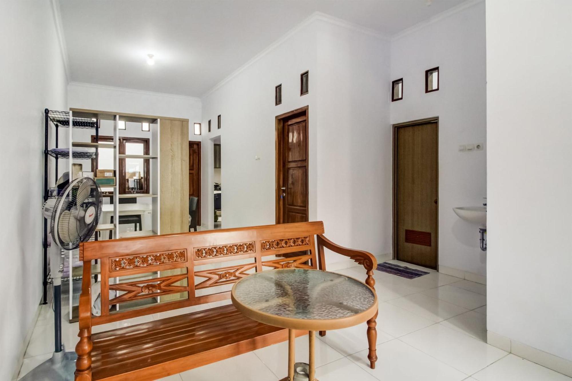 Oyo 91243 Bina Syariah Guest House Cirebon Esterno foto