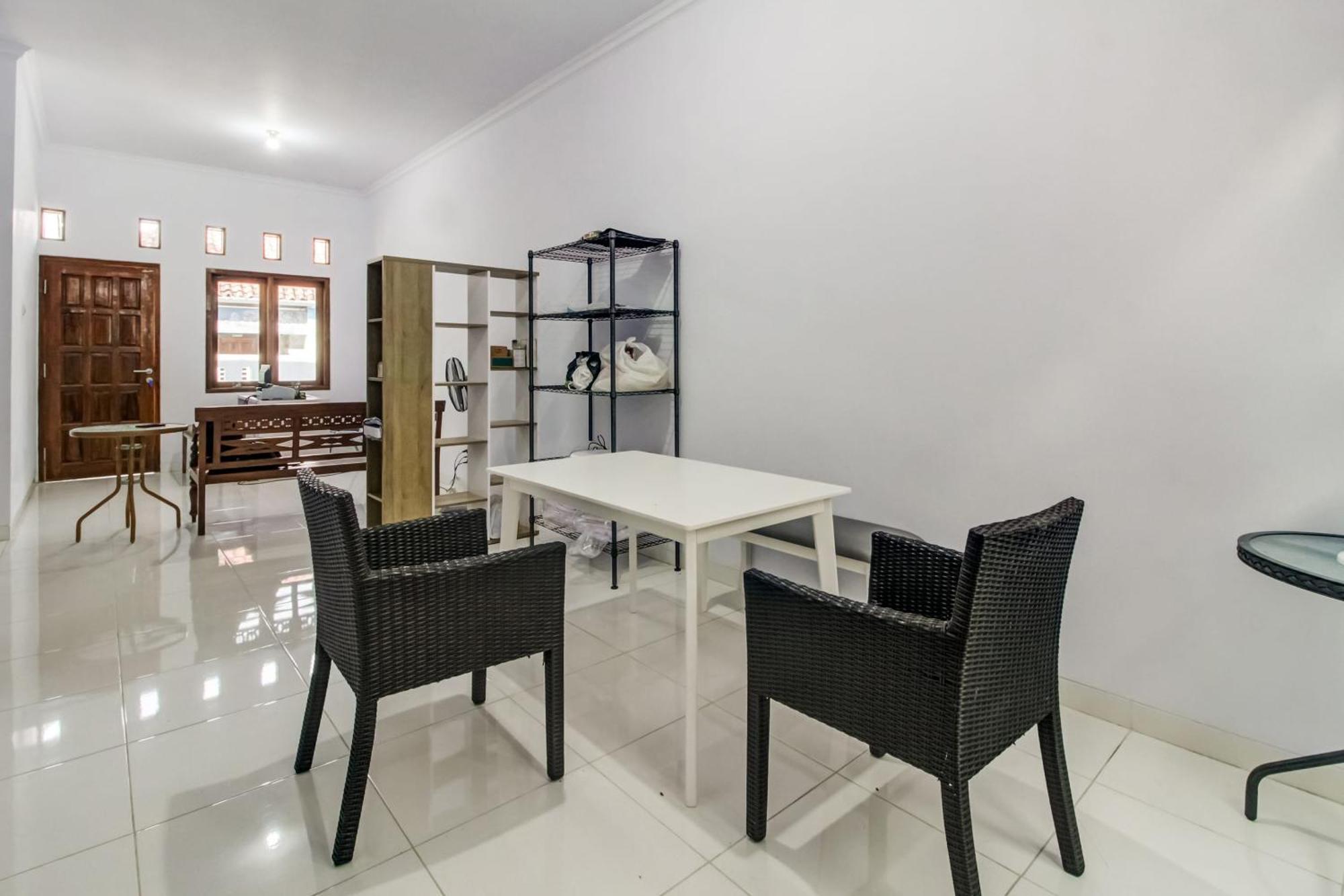 Oyo 91243 Bina Syariah Guest House Cirebon Esterno foto