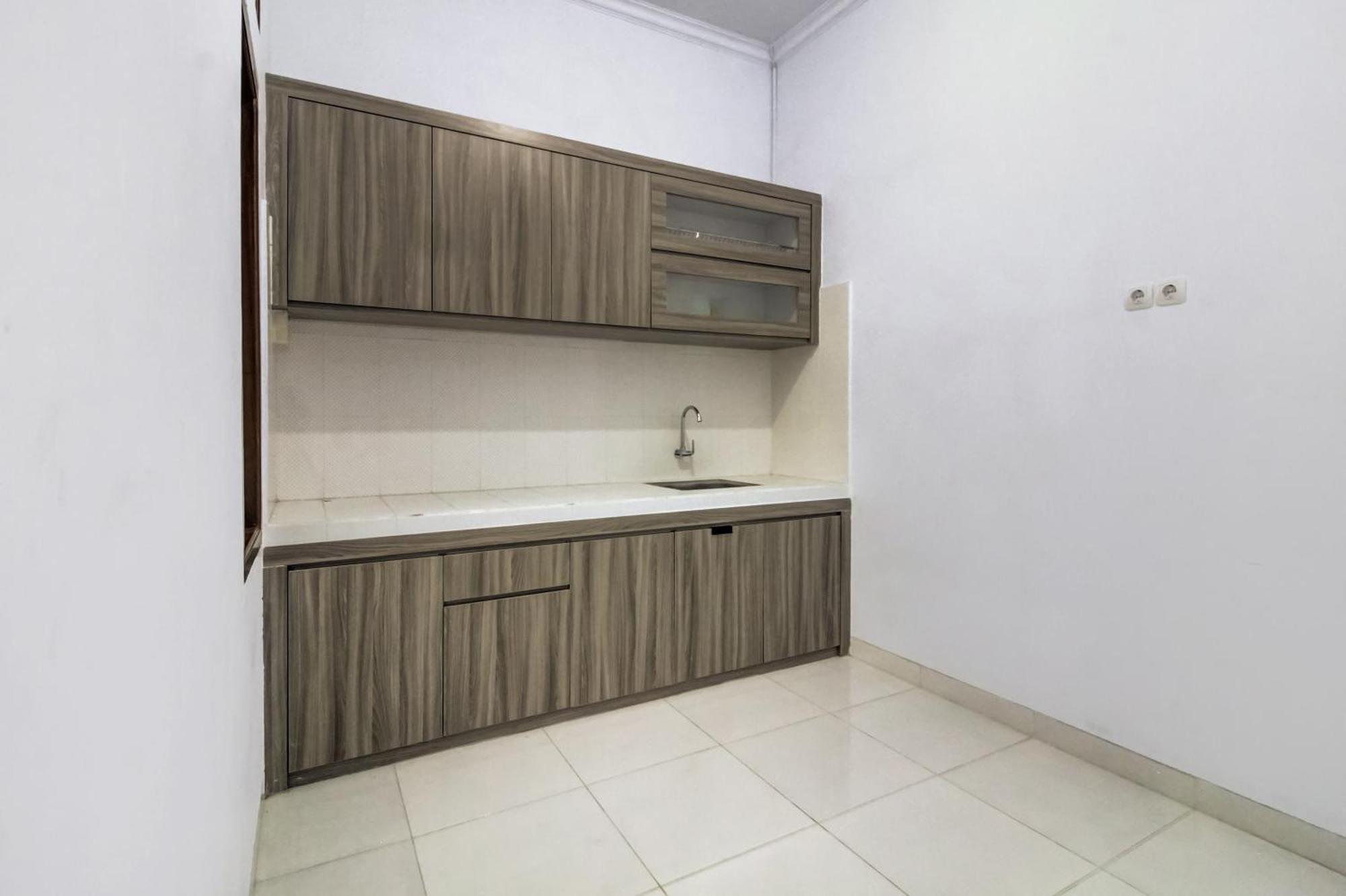 Oyo 91243 Bina Syariah Guest House Cirebon Esterno foto