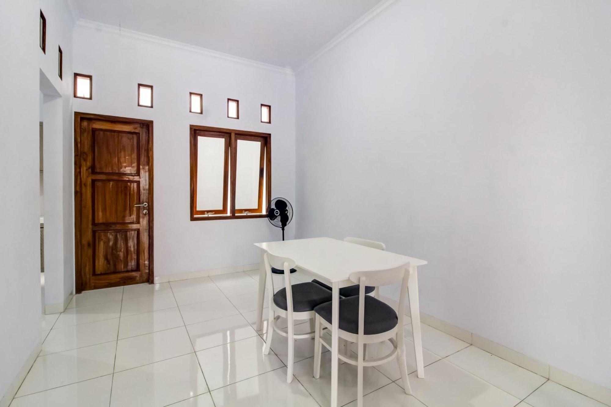 Oyo 91243 Bina Syariah Guest House Cirebon Esterno foto
